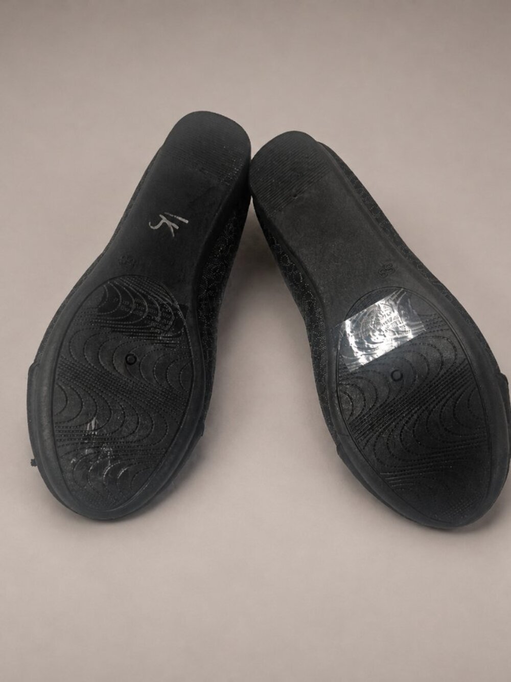 Daisy Fuentes Amara Black Ballet Flats Bow Charm Size 5.5 - Picture 4 of 5